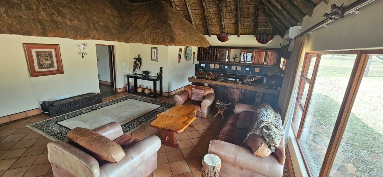 Chalet living room with armchairs, a sofa and kitchenette